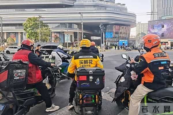 外卖三巨头半年烧800亿，美团亏160亿，商家倒贴70%，谁赢了？