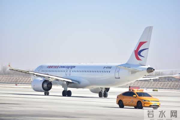 国产大飞机C919首降兰州！