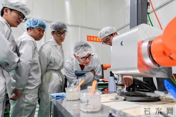 75岁芯片大佬潜逃美国！带核心技术机密，中国半导体经济警报拉响