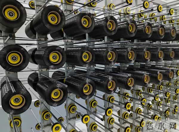 从“卡脖子”到反超！中国T1000级碳纤维量产，打破日美技术壁垒