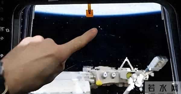 央视曝光!神舟20返回舱现状:玻璃内外都被贯穿,撞痕为三角形状