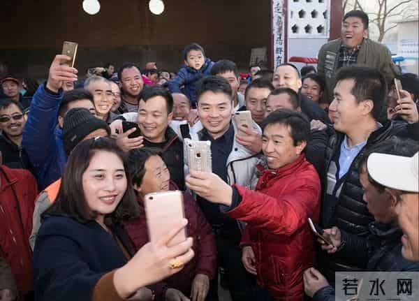 章泽天也没想到，父母仅用一个举动，就让儿子刘强东实现口碑暴涨