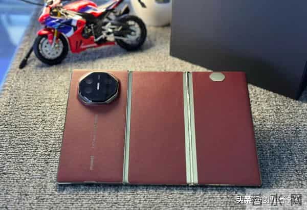 折叠屏手机晚上睡觉的时候该咋放？需要展开吗？折叠机全攻略分享