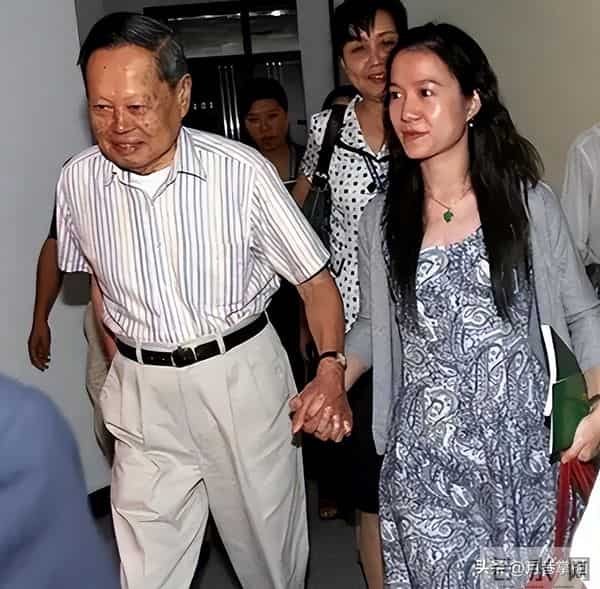 杨振宁离世后翁帆现状：搬离别墅带走34箱东西, 生活简朴专注研究