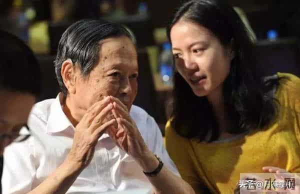 杨振宁离世后翁帆现状：搬离别墅带走34箱东西, 生活简朴专注研究