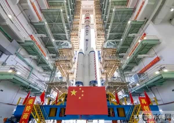 1毫米碎片击穿神舟20号！这块三角形玻璃裂纹，暴露太空凶险一面