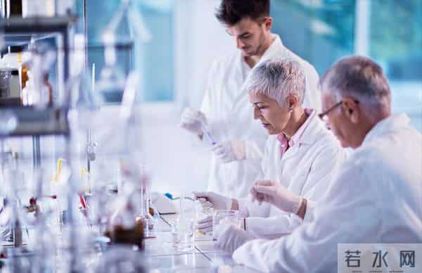 特朗普开始豪赌，举全国之力发展AI，想抄中国作业，却没那个实力