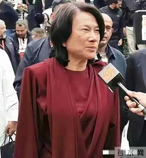 董明珠卸了美颜，真实模样曝光，70 多岁这状态，您觉得咋样