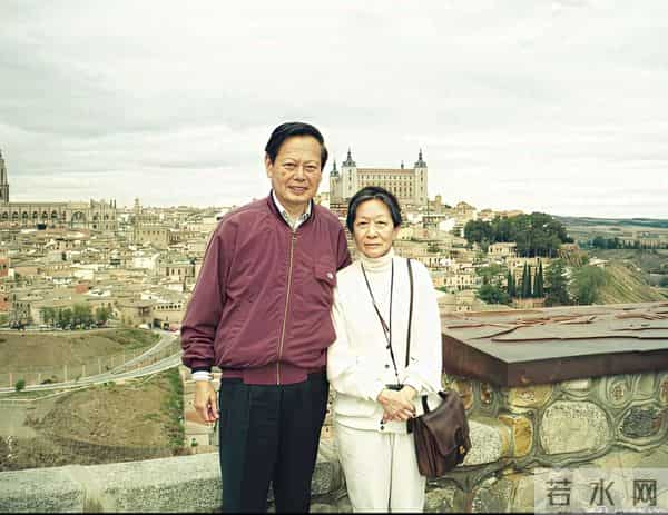 杨振宁与夫人杜致礼的温馨合影，其乐融融，永恒的回忆