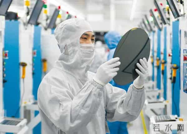 近三年中芯国际收入断崖：22年495亿，23年跌至452亿，24年没想到