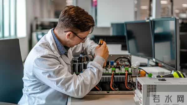 75岁芯片大佬潜逃美国！带核心技术机密，中国半导体经济警报拉响