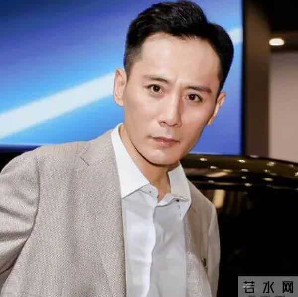 特斯拉机器人演示疑“露馅”：倒地前做出怪异手势