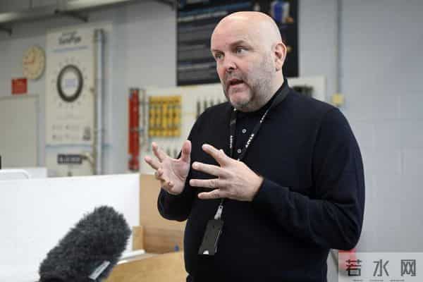 AI逼疯00后，18岁少女放弃大学修马桶，Hinton又说对了