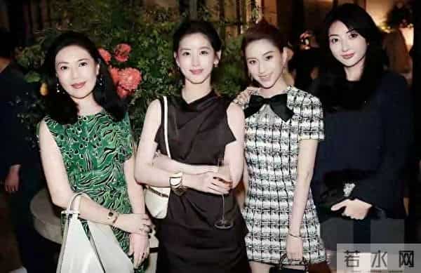 刘强东的小娇妻奶茶妹章泽天与何超莲等名媛们的一张留影