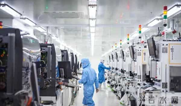 没想到吧？中国突然叫停芯片出口，荷兰懵了，全球产业链跟着炸！