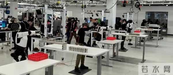 特斯拉Optimus人形机器人演示时摔倒，手忙脚乱“摘头显”露了馅