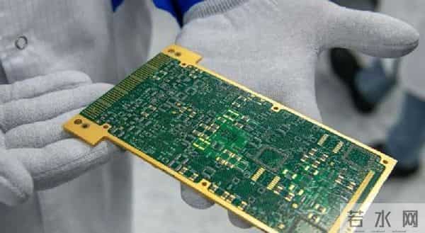 荷兰部长坦承破防：未料中方断供七成汽车芯片，直言措手不及