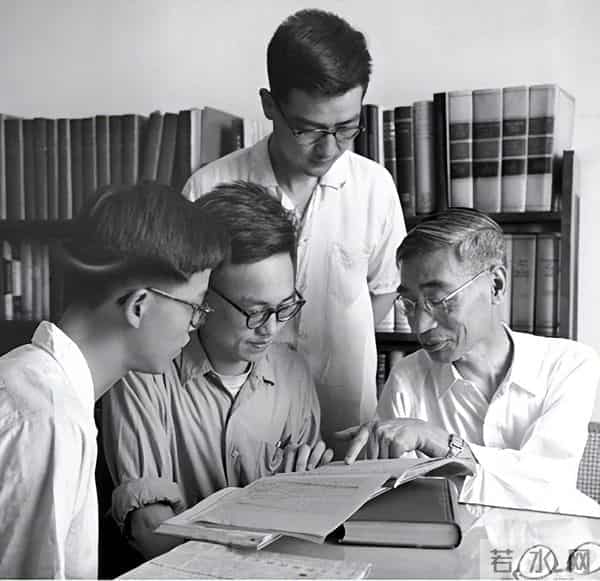 飞机坠毁，被“锁”在美国7年的绝密人物陨落！他的死惊撼世人