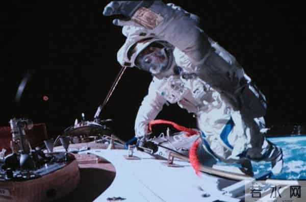 3000万舱外航天服下行！神舟二十号飞船情况未定，谁能带回地球？