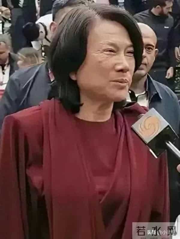 董明珠卸了美颜，真实模样露面，70 多岁这状态有点苍老但是很正常