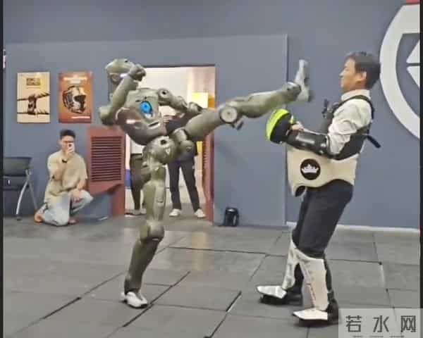 科技晚茶：众擎机器人踹翻自家CEO；马斯克抨击欧盟；调研机构预测：中国AI芯片市场洗牌在即