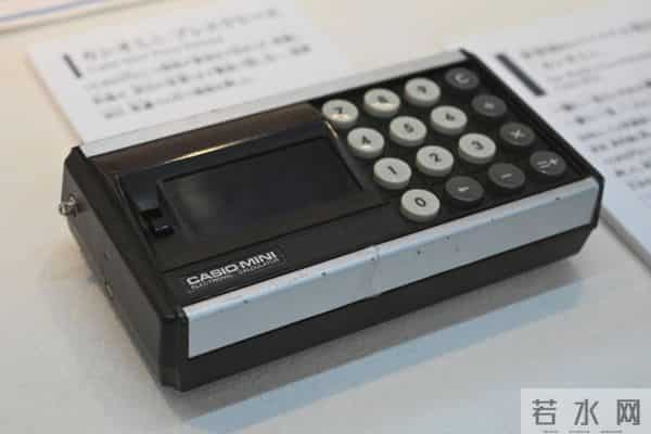 卡西欧年销3千万台！高管亲证：计算器永远正确，AI连1+1都会错