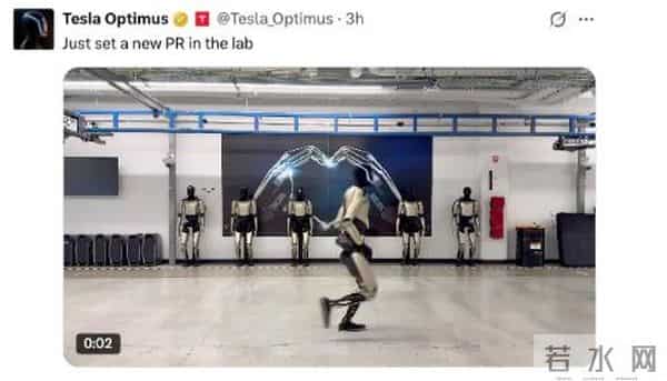 刚演示过丝滑跑步，特斯拉机器人莫名倒地，姿势怪异