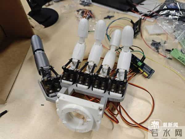 靠一台电脑和3D打印机，80后男子在杭州车库手搓机器人