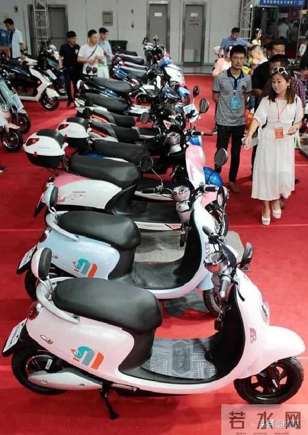 雅迪道歉第二天，反手甩出“真香”新车？宝妈：这回能买了？