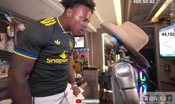 甲亢哥直播失控！AI机器人当场“报废”，百万美元官司火速引爆