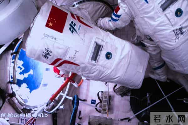 3000万舱外航天服下行！神舟二十号飞船情况未定，谁能带回地球？