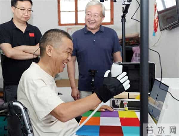 当他第一次握住了那颗葡萄 当“脑机接口”照进现实