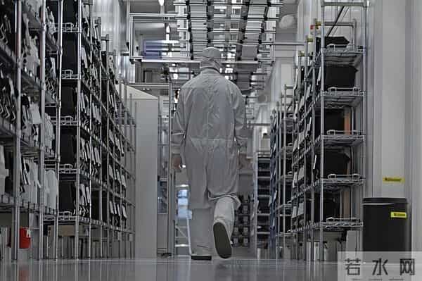 没想到吧?中国突然叫停芯片出口,荷兰懵了,全球产业链跟着炸!