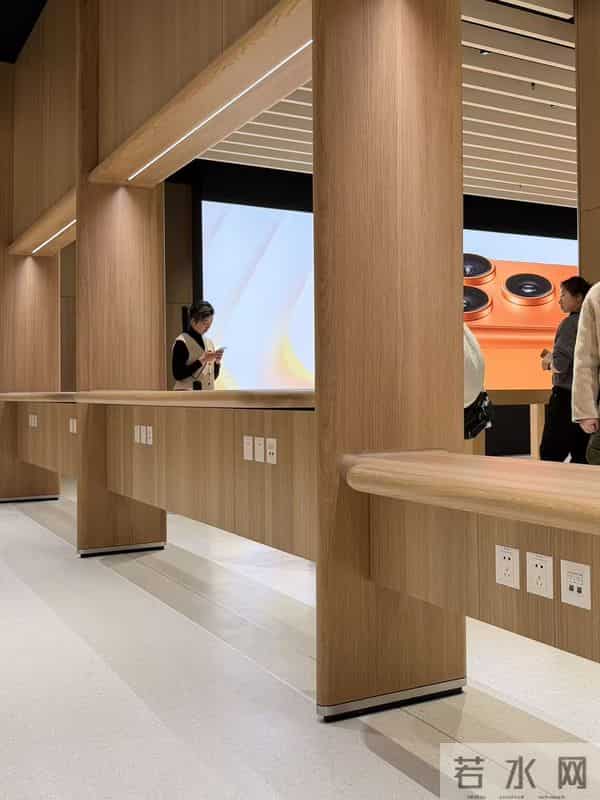 北京荟聚中心的 Apple Store 开业了,人山人海中,去感受苹果带来的新细节