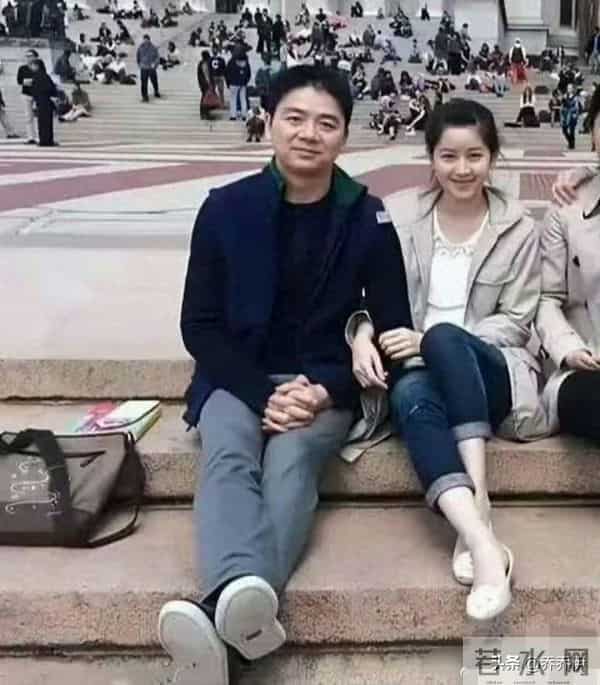 这会的刘强东三十八岁，章泽天十八岁，刚认识不久。