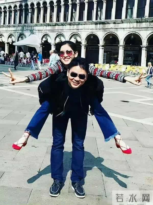 这会的刘强东三十八岁，章泽天十八岁，刚认识不久。