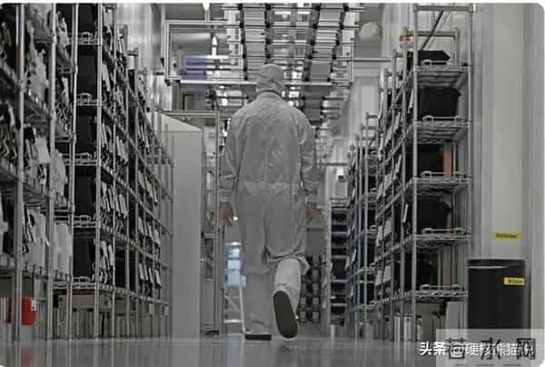 荷兰大臣承认，中方直接叫停芯片出口，重创荷兰夺安世计划