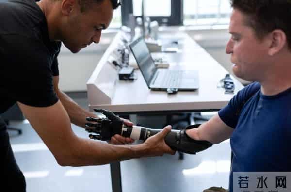 全民涌入AI时代，使用率惊人飙升，中老年逆袭成最大黑马