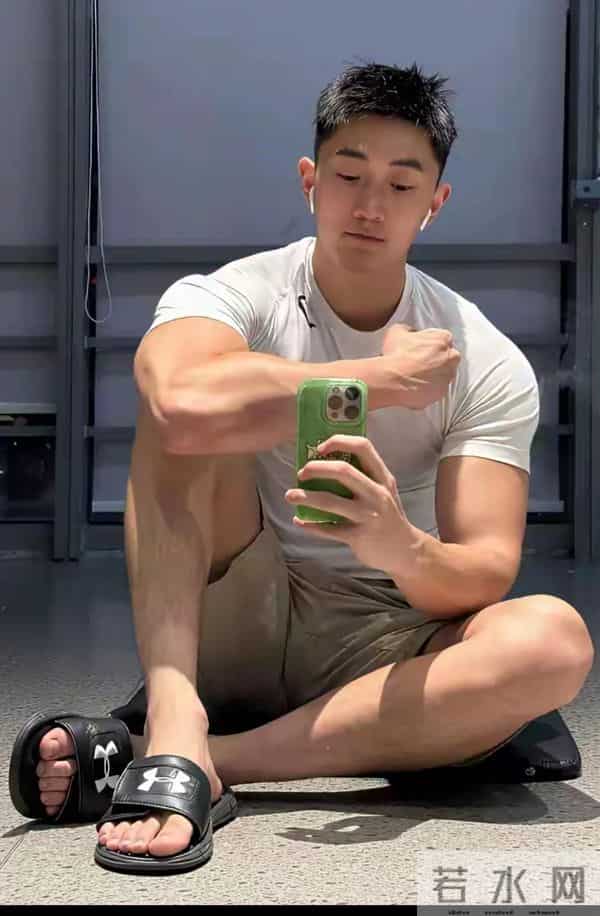 在走廊擦肩而过的那一秒，江陌的香气留下来了