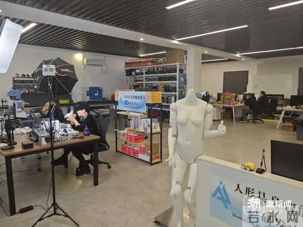 靠一台电脑和3D打印机，80后男子在杭州车库手搓机器人