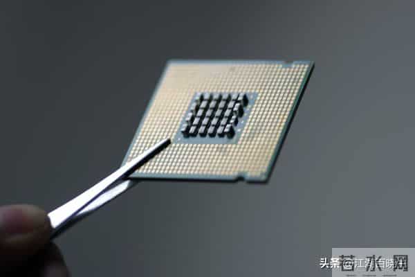 黄仁勋给美国敲警钟：别被中国“基建狂魔”甩开。