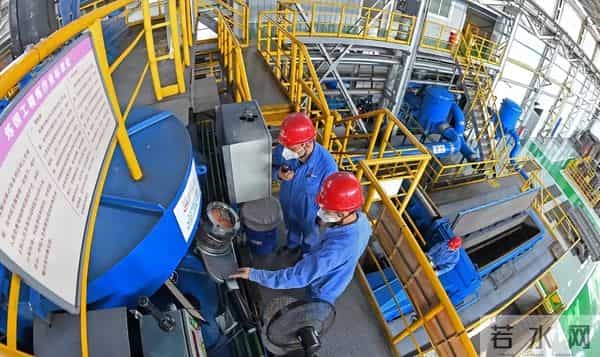 能源格局要变天!美国啃了50年的硬骨头,中国在戈壁滩拿下了