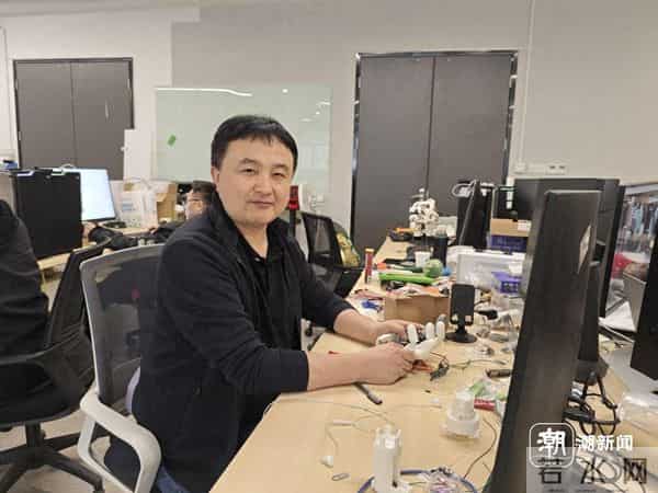 靠一台电脑和3D打印机，80后男子在杭州车库手搓机器人