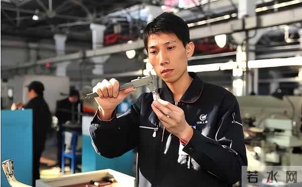 给1000万离开中国！美国出天价年薪，竟只为挖走中国一普通技校生