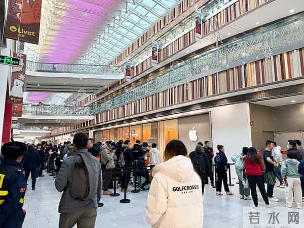 北京荟聚中心的 Apple Store 开业了,人山人海中,去感受苹果带来的新细节