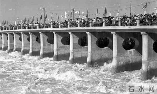 仅用10个月建成的千里淮河第一闸