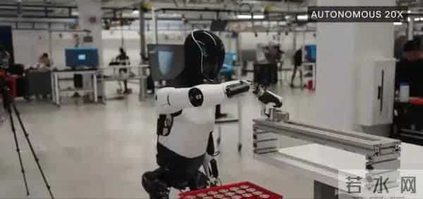 马斯克晒Optimus小跑！全网集体高潮：14万买个铁疙瘩能干啥？