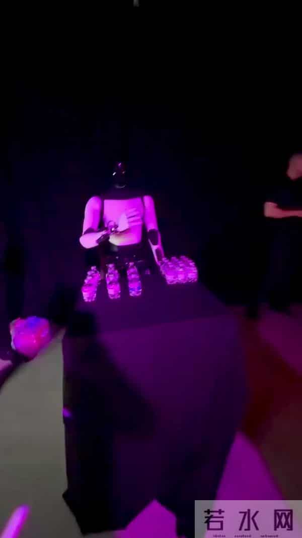 特斯拉Optimus人形机器人演示时摔倒，手忙脚乱“摘头显”露了馅