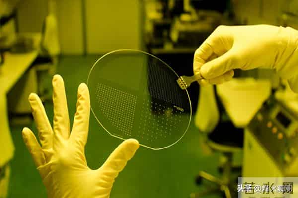 污蔑中国卡审稀土后，日本蓄意报复，或动用王牌对中国芯片下手！