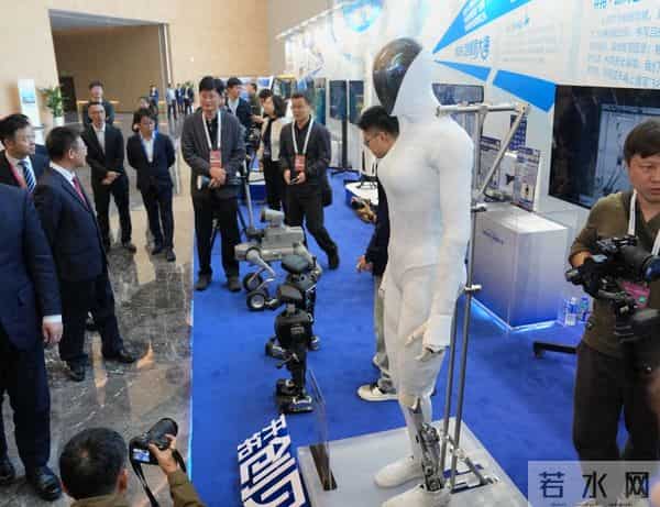 2025大湾区科学论坛广州科创新品亮相,人形机器人、机器狗、喷气飞行器等成焦点